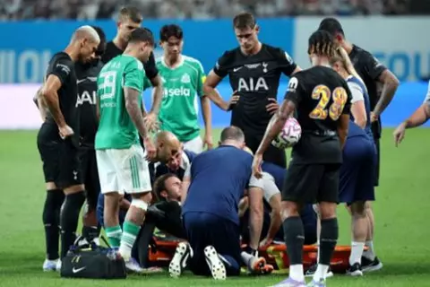 خرج محمولًا على نقالة.. إصابة خطيرة لماديسون خلال مباراة توتنهام أمام نيوكاسل 